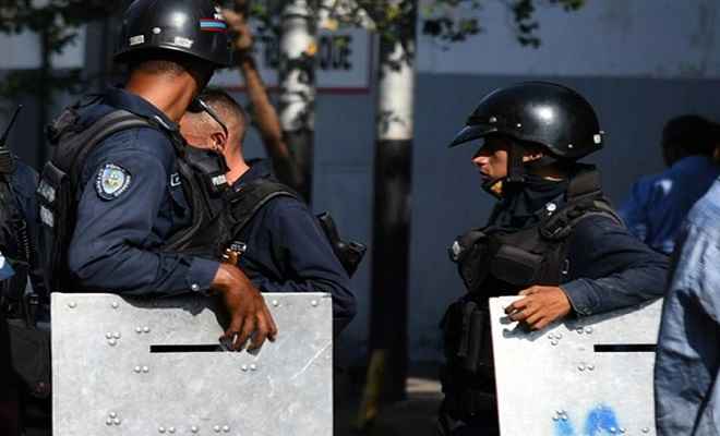वेनेजुएलाः सुरक्षा बलों ने सैनिक विद्रोह को किया काबू, 27 विद्रोही गिरफ्तार