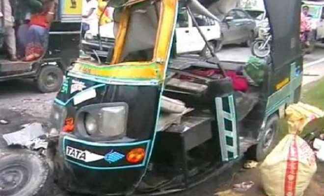 ऑटो रिक्शा और ट्रक की टक्कर में एक महिला की मौत, चार घायल