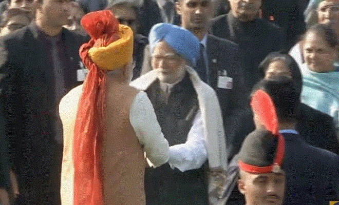राजपथ पर प्रधानमंत्री मोदी ने की मनमोहन सिंह से मुलाकात, गर्मजोशी से मिलाया हाथ