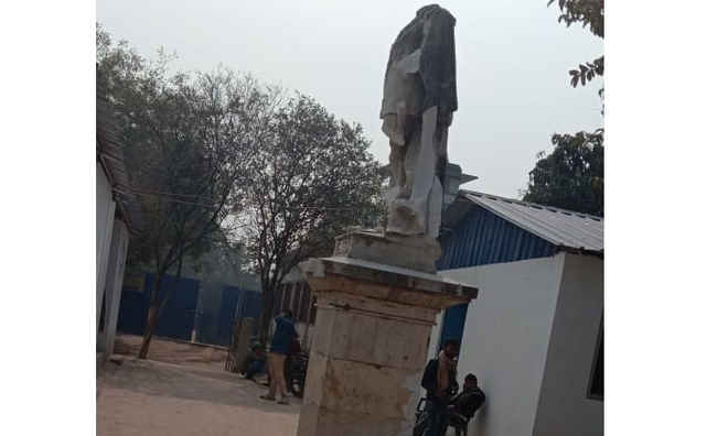 गुलामी का प्रतीक बताकर बेतिया एमजेके अस्पताल के संस्थापक किंग एडवर्ड की मूर्ति तोड़ी