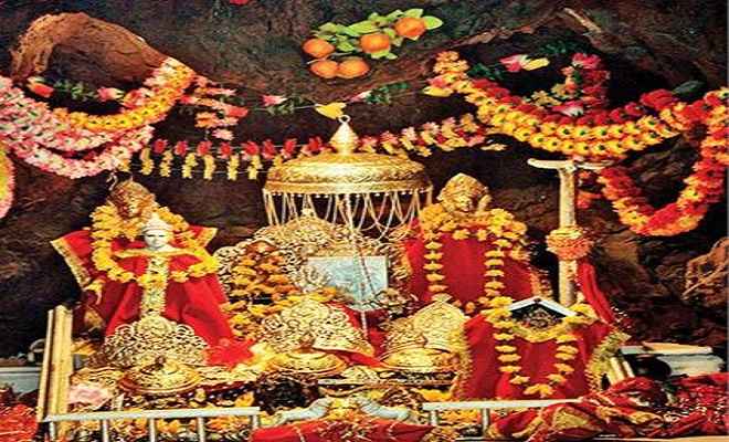 नवरात्र में माता के दरबार में उमड़ी भक्तों की भीड़, अब तक 3.30 लाख श्रद्धालुओं ने किए वैष्णो देवी के दर्शन