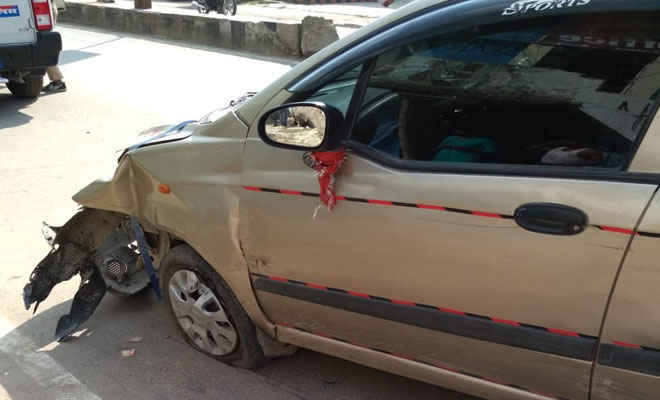 मोतिहारी में 16 साल के किशोर ड्राइव कर रहे अनियंत्रित वाहन, चांदमारी चौक पर फलवाले को कार से मारी ठोकर, पुलिस ने पकड़कर छोड़ा