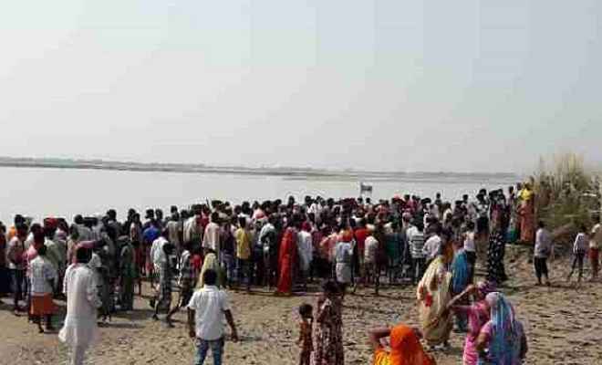 संतकबीरनगर: घाघरा नदी में नाव पलटने से 18 लोग डूबे, चार लापता