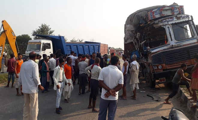 मोतिहारी में डंपर के नीचे काम कर रहे मिस्त्री व बगल में खड़े चालक को ट्रक ने कुचला, दो की मौत, तीन घायल