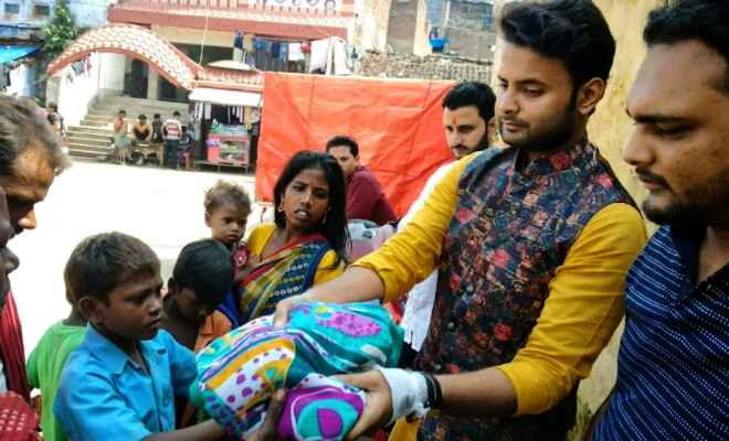 भागलपुर में युथ टीम ने लगाया डोनेशन कैंप, बांटे कपड़े और मिठाई