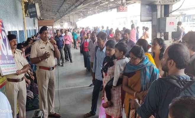 आरपीएफ पोस्ट कमांडर राजकुमार ने रेल गाड़ियों एवं रेल परिसर में यात्रियों को नशाखुरानी गिरोह से बचाव के लिए किया जागरूक