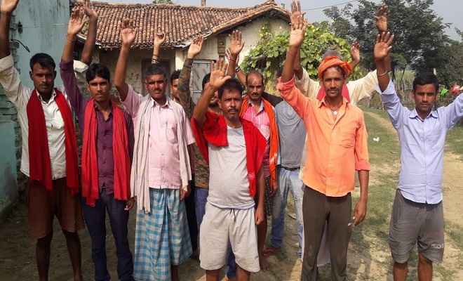 आक्रोशित ग्रामीणों ने प्रदर्शन कर अविलंब विद्युत सप्लाई करने की मांग की
