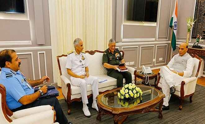 तीनों सेना प्रमुखों से रक्षा मंत्री राजनाथ सिंह ने की मुलाकात, अहम मुद्दों पर हुई चर्चा