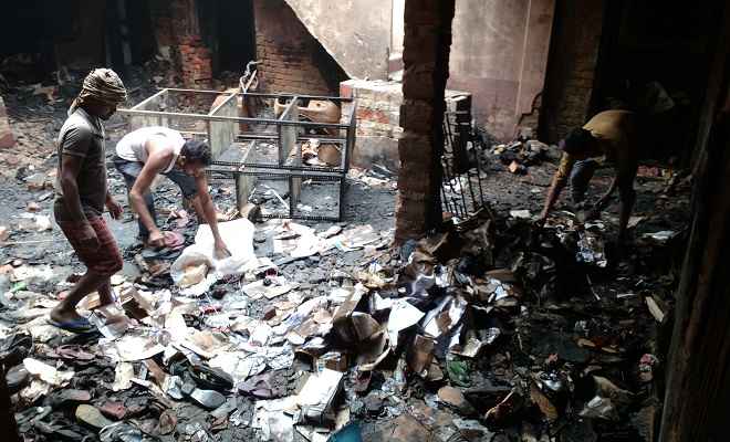 रक्सौल में दीपावली की रात जूता-चप्पल गोदाम में लगी भीषण आग, लाखों की संपत्ति जलकर राख