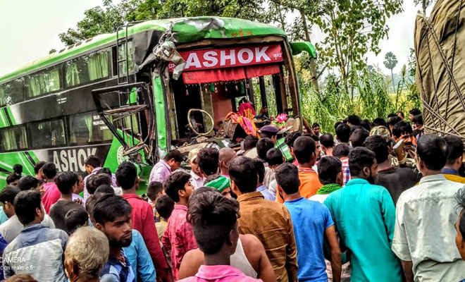 दिल्ली से मुजफ्फरपुर जा रही अशोक ट्रेवल्स बस मोतिहारी के कोटवा में दुर्घटनाग्रस्त, चालक घायल, दर्जनभर यात्री चोटिल