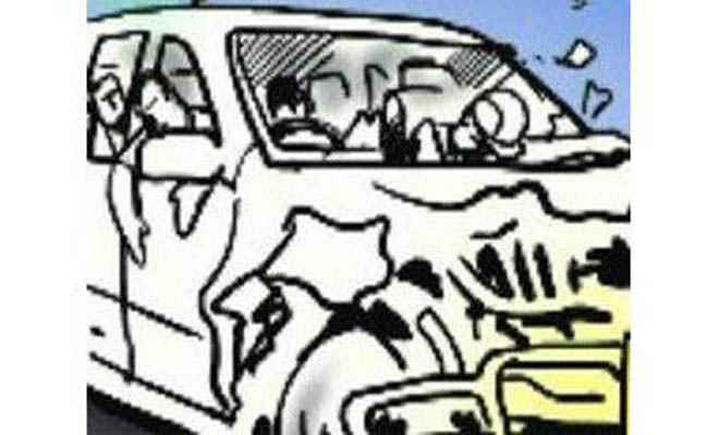 पुलिस लिखी कार में दिल्ली से ला रहा था शराब, मोतिहारी में डंपर से हुई टक्कर, दो घायल, एक गंभीर
