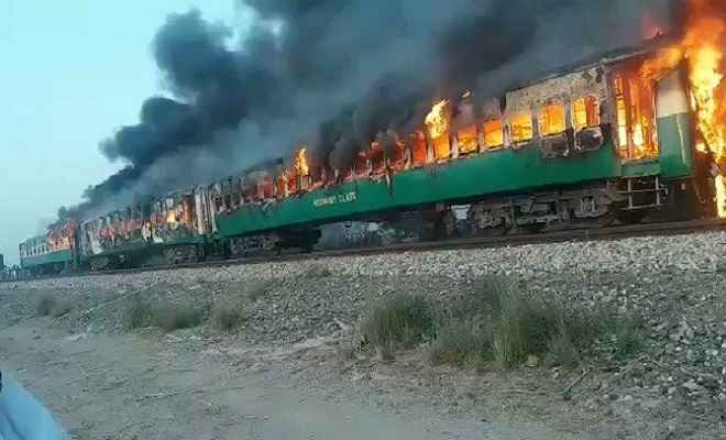 पाकिस्तान: कराची-रावलपिंडी एक्सप्रेस में लगी भीषण आग, 65 लोगों की मौत, 3 बोगियां खाक