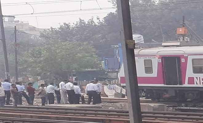 दिल्ली: निजामुद्दीन रेलवे स्टेशन आ रही ईएमयू ट्रेन के 2 डिब्बे पटरी से उतरे, हताहत होने की सूचना नहीं