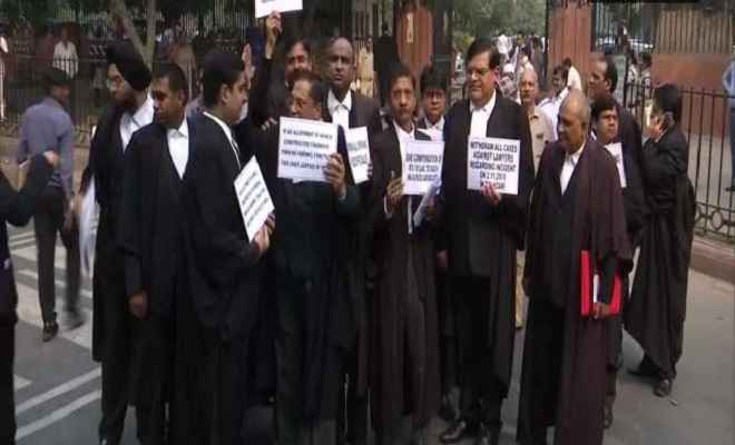 दिल्ली में वकीलों की हड़ताल आज भी जारी, रोहिणी कोर्ट में वकील ने की आत्मदाह की कोशिश
