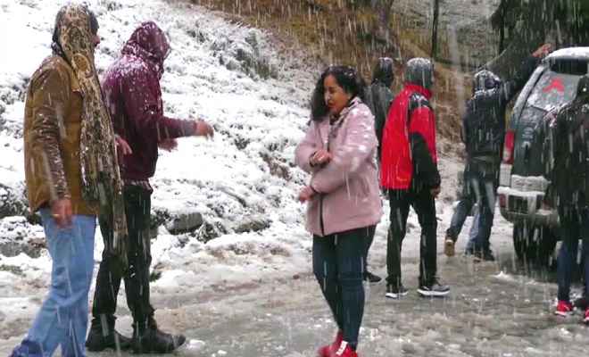 हिमाचल प्रदेश में बर्फबारी से मौसम हुआ खुशनुमा, रोहतांग दर्रा बंद