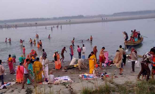 कार्तिक पूर्णिमा के अवसर पर श्रद्धालुओं ने गंडक नदी में किया स्नान