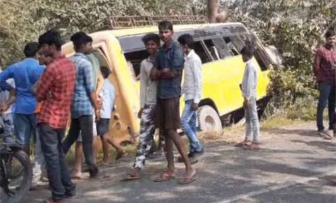 मोतिहारी के कल्याणपुर में निजी स्कूल की बस दुर्घटनाग्रस्त, आधा दर्जन छात्र घायल