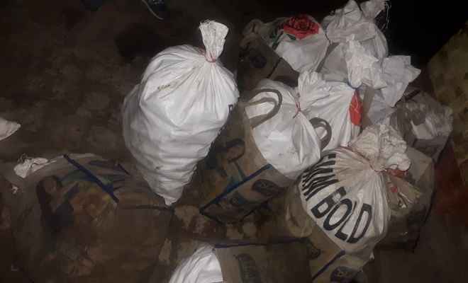 हरैया में पुलिस ने जब्त किया भारी मात्रा में नेपाली शराब, तस्कर फरार