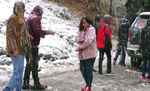 हिमाचल प्रदेश में बर्फबारी से मौसम हुआ खुशनुमा, रोहतांग दर्रा बंद