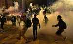 हांगकांग में पुलिस ने प्रदर्शनकारियों पर चलाई गोली, दो घायल