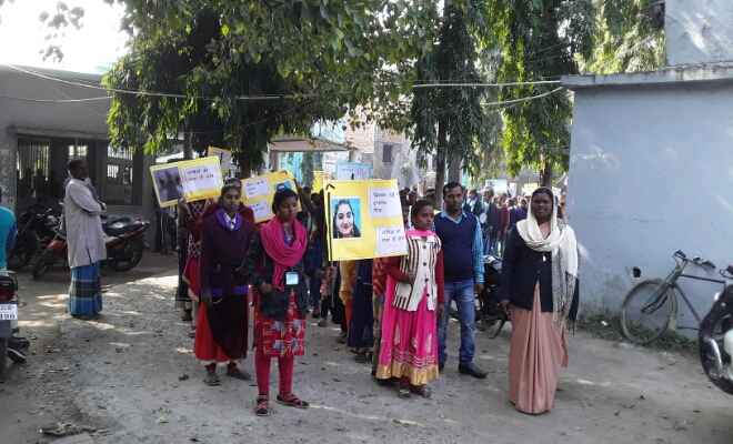 बेतिया में डॉ प्रियंका रेड्डी के हत्यारों को सज़ा दिलाने को लौरिया में छात्राओं की रैली