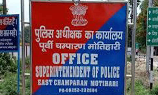 मोतिहारी के पीपरा में राजतिलक के घर इश्तेहार चस्पा, पुलिस ने कहा- कई मामलों का वांछित है शातिर बदमाश
