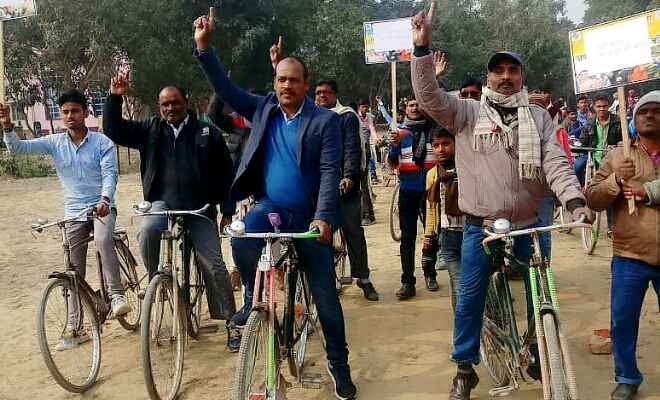 पताही में जल जीवन हरियाली योजना को सफल बनाने के लिए पदाधिकारी मनोज कुमार के नेतृत्व में छात्रों ने निकाला साइकिल रैली