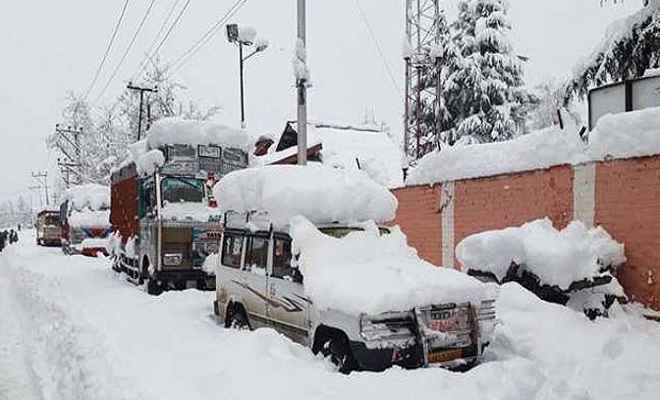 भारी बर्फबारी का कहर, कश्मीर राजमार्ग पर छह दिनों से फंसे हैं हजारों वाहन