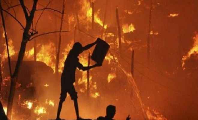 दिल्ली के पश्चिमपुरी में भीषण आग, 250 झुग्गियां जलकर हुईं खाक
