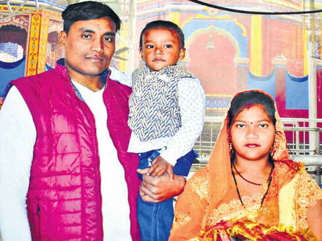 पुलवामा हमला: शहीद रतन कुमार ठाकुर के गांव में पसरा मातमी सन्नाटा
