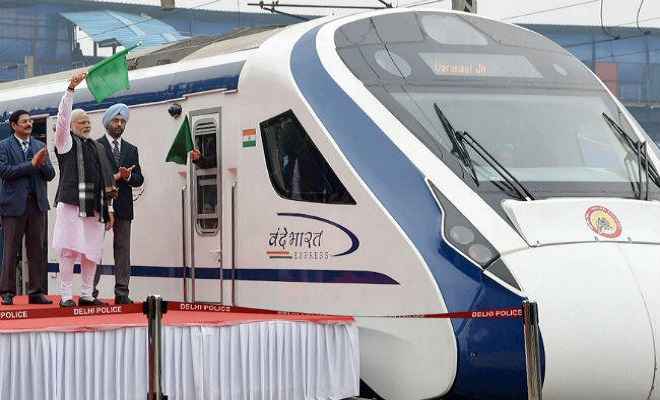 प्रधानमंत्री मोदी ने भारत की पहली सबसे तेज ट्रेन ‘वंदे भारत' को हरी झंडी दिखा कर किया रवाना, ये है खासियत...