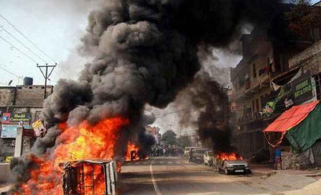 जम्मू में हिंसक विरोध प्रदर्शन के बाद कर्फ्यू लगाया गया, सेना ने किया फ्लैग मार्च