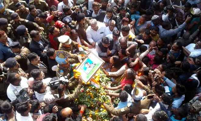शहीद संजय कुमार को अंतिम विदाई देने जुटे लाखों लोग, लोगों ने बरसाये फूल