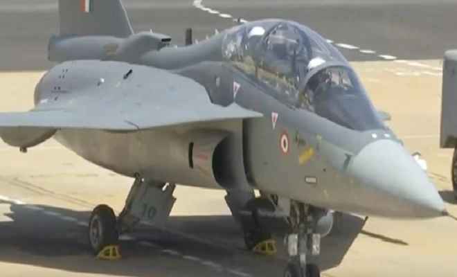 एयरो इंडिया शो: सेना प्रमुख जनरल बिपिन रावत ने स्वदेशी लड़ाकू जेट 'तेजस' में भरी उड़ान