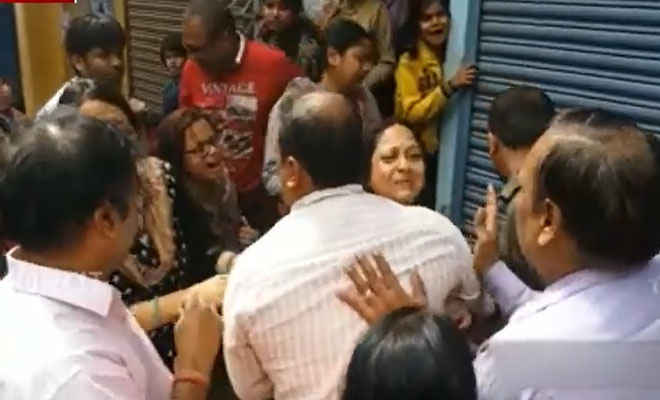 पाल स्वीट्स के मालिक की हत्या के बाद परिजन ने शव रख पटना के बाकरगंज चौक जाम किया