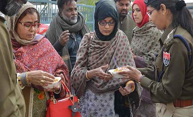 भूखे-प्यासे समझौता एक्सप्रेस का इंतजार कर रहे थे पाकिस्तानी यात्री, पंजाब पुलिस ने खिलाया खाना