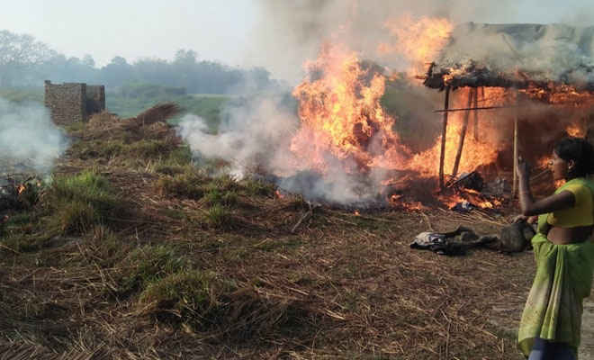 सुगौली के चिकनौटा में आग लगने से हजारों की संपत्ति जलकर खाक, गांव के ही लोगों पर आगजनी की प्रथमिकी