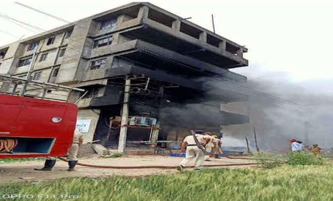 पटना में आसू फूड‍‍्स की फैक्ट्री में लगी आग, एक कर्मी झुलसकर घायल