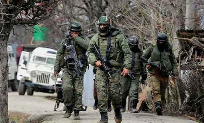 जम्मू/कश्मीर: शोपियां में सुरक्षाबलों की मुठभेड़ में तीन आतंकी ढेर, सर्च अभियान जारी