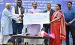 महाशिवरात्रि पर शिवभक्तों को मुख्यमंत्री रघुवर ने दी एक-एक लाख रुपये की सौगात