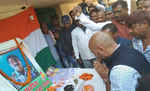 एनआरआई राकेश पांडेय ने शहीद संजय सिन्हा के परिजन को आर्थिक मदद के रूप में सौंपा 10 लाख का चेक