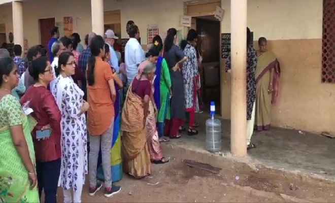 लोकसभा चुनाव 2019: पहले चरण का मतदान जारी, मतदाताओं में दिखा उत्साह
