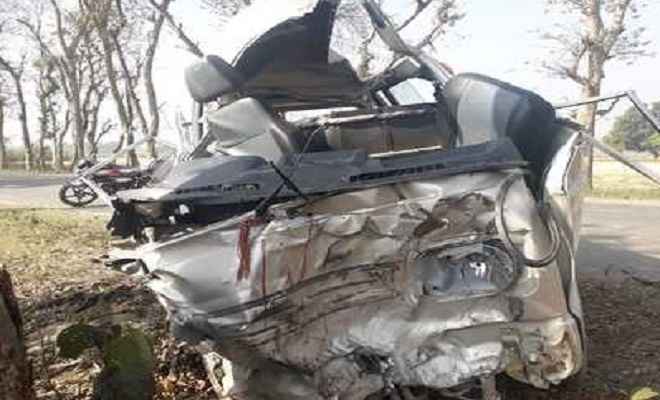 ट्रक से टकराकर बेकाबू कार पेड़ से भिड़ी, 3 लोगों की मौत, चार घायल