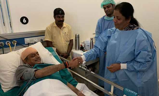 शशि थरूर से अस्पताल मिलने पहुंचीं सीतारमण, ट्वीट कर बोले थरूर-भारतीय राजनीति में ये शिष्टाचार है...