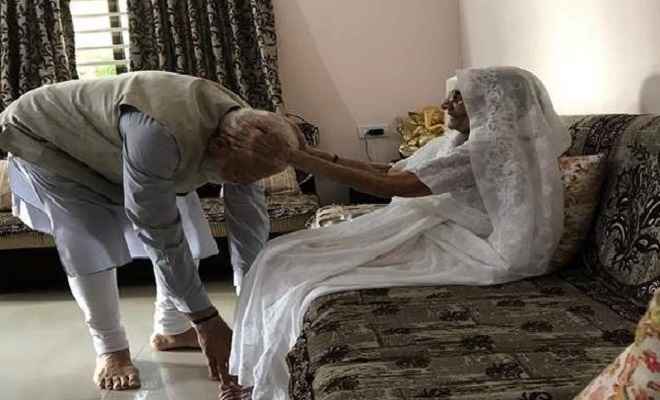 वोटिंग से पहले मां से मिले प्रधानमंत्री मोदी, पैर छूकर लिया आशीर्वाद फिर अहमदाबाद में डाला वोट