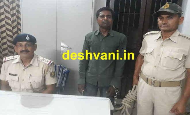 रक्सौल टिकट काउंटर से टिकट लेते यात्री का पर्स लेकर भागने के आरोप में आदापुर का युवक गिरफ्तार