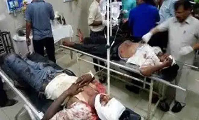 कुशीनगर  में टैंकर व टेम्पो की टक्कर से 16 लोग घायल, पांच की हालत गंभीर, गोरखपुर रेफर