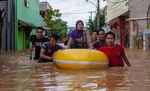 इंडोनेशिया में बाढ़ से 17 की मौत, हजारों लोग विस्थापित