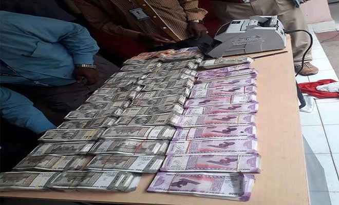 झारखंड: नैनो कार से पकड़े गए 51 लाख रुपये, जांच में जुटी पुलिस