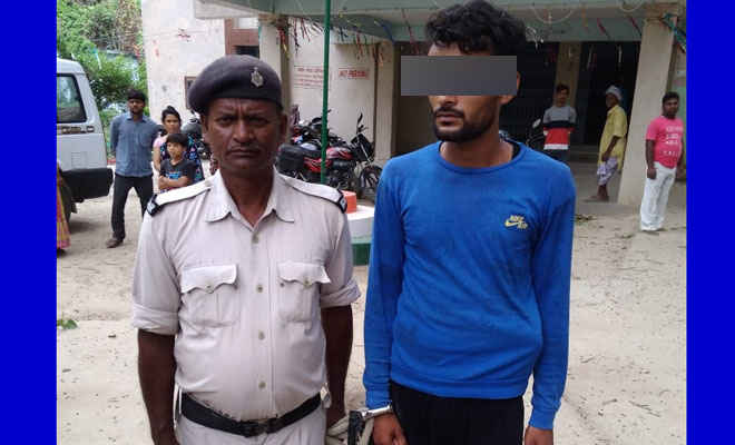 दिल्ली में हथियारों के सौदागर आरोपी मजुराहां के शाहिद को पुलिस ने मोतिहारी के श्रीकृष्णनगर से पकड़ा